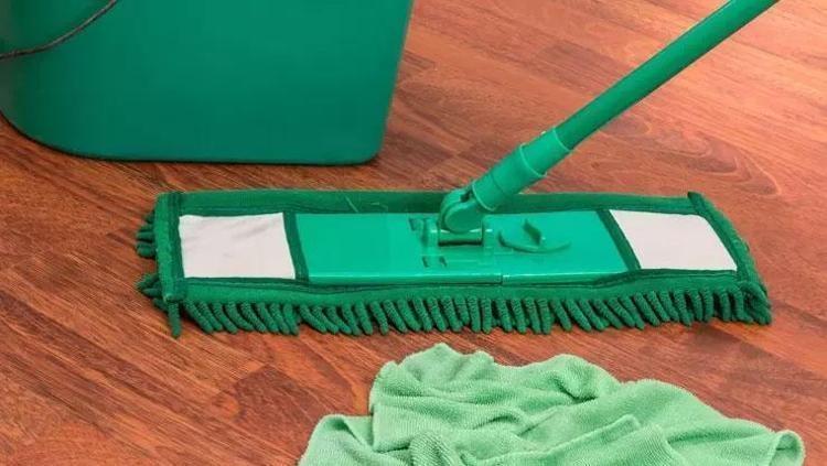 Parkeleri cam gibi ışıl ışıl parlatan karışım Evdeki malzemelerle hazırlanıyor: Temizlik suyuna 1 bardak ekleyin