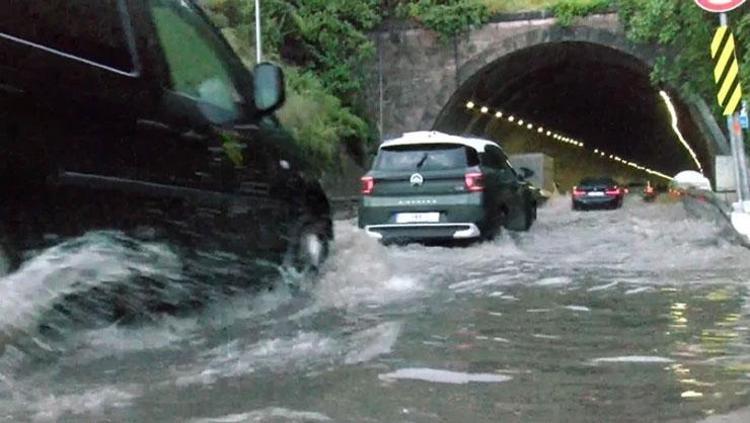 MALTEPE’DE TÜNELİ SU BASTI; ARAÇLAR İLERLEMEKTE GÜÇLÜK ÇEKTİ