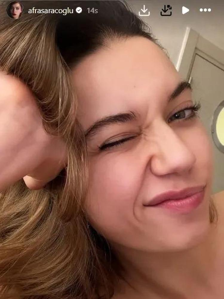 Afra Saraçoğlunun makyajsız pozu hayranlarını büyüledi