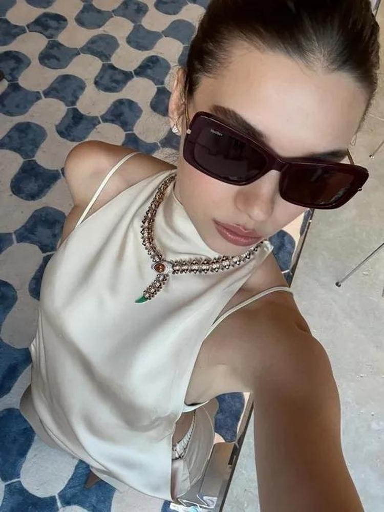 Afra Saraçoğlunun makyajsız pozu hayranlarını büyüledi