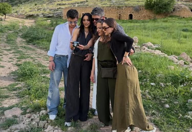 Aşkları dolu dizgin Atakan Özkaya ve Dilin Döğerden sarmaş dolaş poz