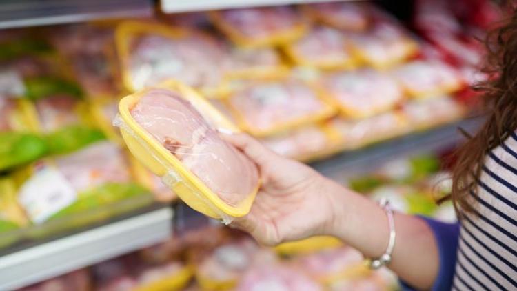 Asla kurumuyor, suyu içinde kalıyor Şeflerin lokum gibi yumuşacık tavuk pişirmek için kullandığı gizli yöntem