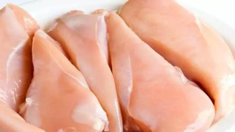 Asla kurumuyor, suyu içinde kalıyor Şeflerin lokum gibi yumuşacık tavuk pişirmek için kullandığı gizli yöntem