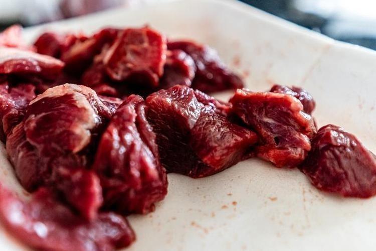 Yıllardır kurban etini pişirirken çok büyük bir hata yapıyormuşuz Gastronomi hocası bombayı patlattı: Önce soğan mı konur yoksa tuz mu