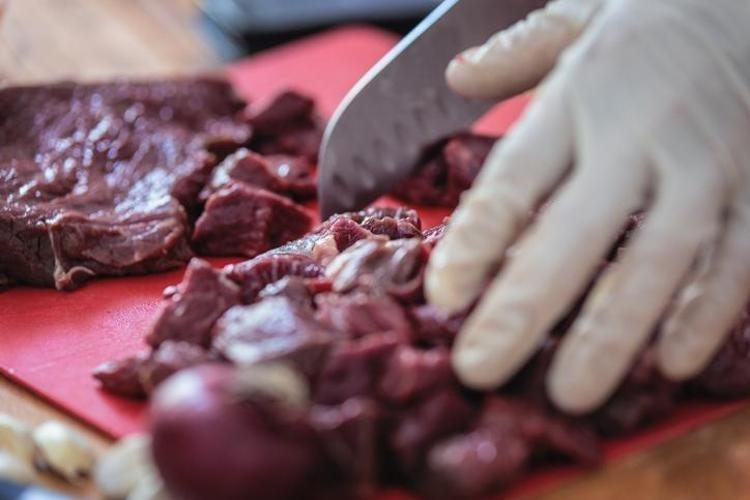 Yıllardır kurban etini pişirirken çok büyük bir hata yapıyormuşuz Gastronomi hocası bombayı patlattı: Önce soğan mı konur yoksa tuz mu