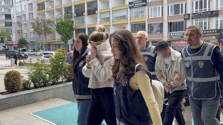 Güzellik salonunda ‘aynalı tuzak’ deşifre oldu Hizmet almaya gelip hayatlarının şokunu yaşadılar