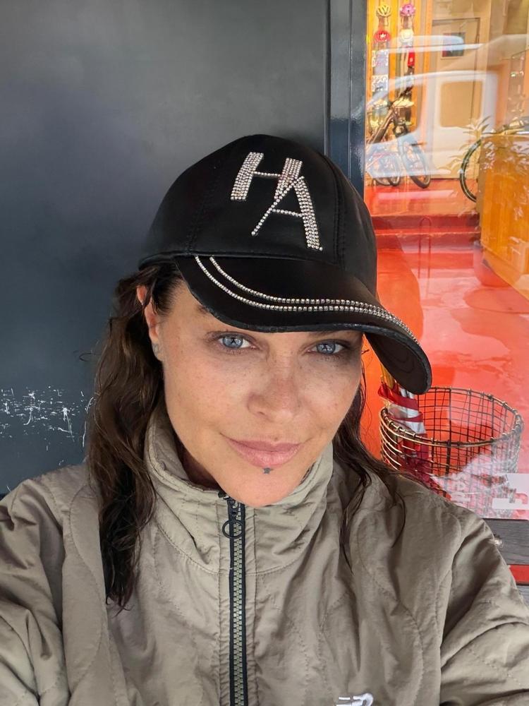 Hülya Avşardan Mayıs yağmuru paylaşımı Herkes içeri ben dışarı