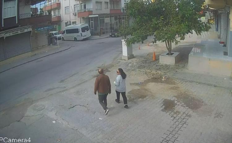 Kan donduran kaza Yol kenarında el sallarken çarptı