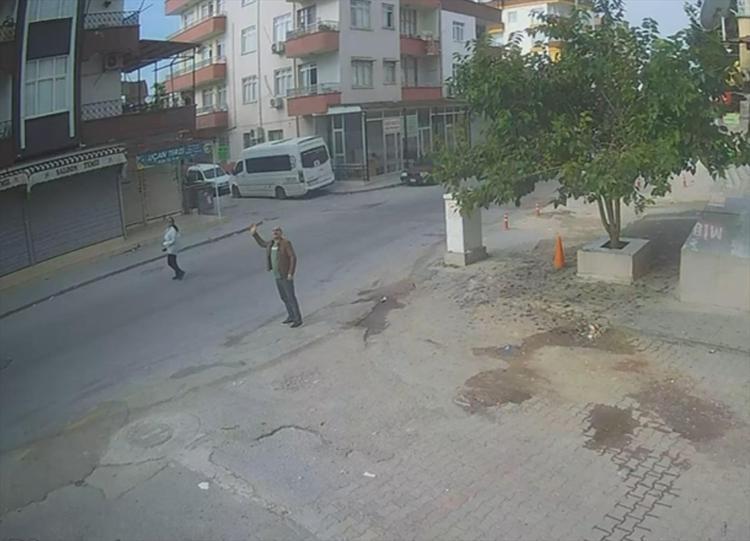 Kan donduran kaza Yol kenarında el sallarken çarptı