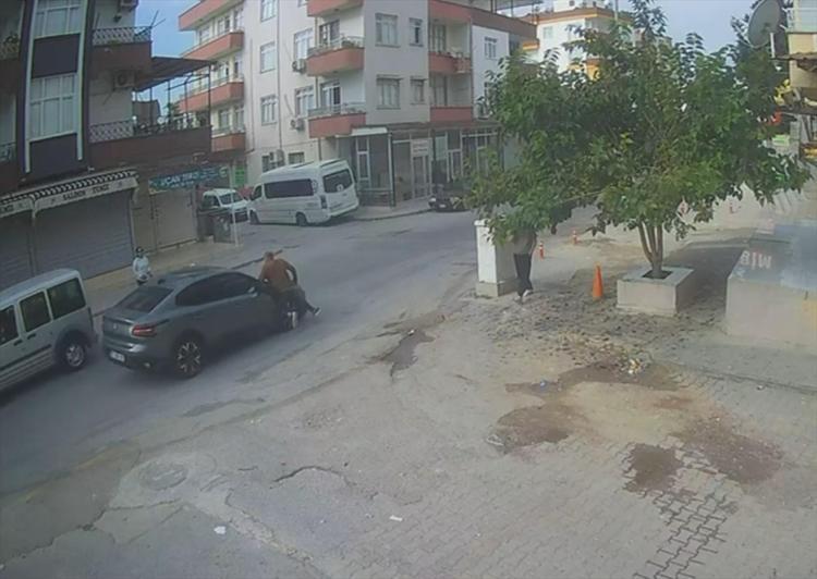 Kan donduran kaza Yol kenarında el sallarken çarptı