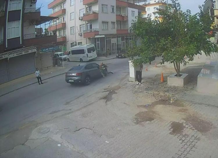 Kan donduran kaza Yol kenarında el sallarken çarptı