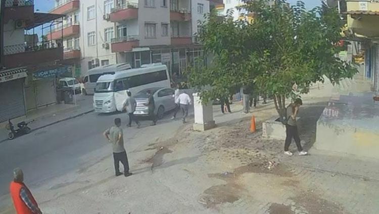 Kan donduran kaza Yol kenarında el sallarken çarptı