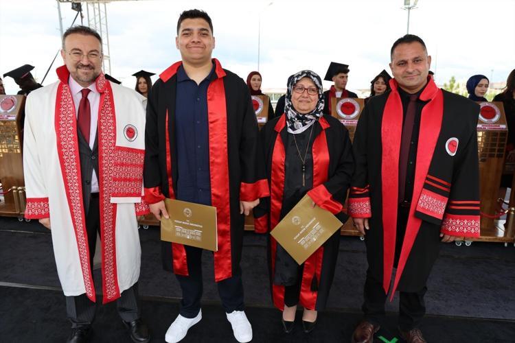 Okuyup vali mi olacaksın diyenlere inat yaptı 56 yaşındaki 4 çocuk annesinin herkesi utandıran azmi
