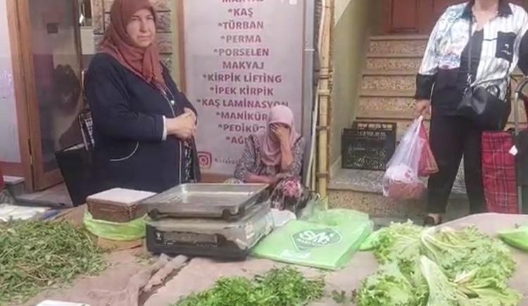 Pazarda vicdansızlık Lafa tutup, torunlarının bayramlık parasını çaldılar