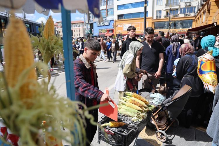 Yiğidolar memlekete ayak bastı Sivasta adım atacak yer kalmadı: Adeta Taksim Meydanını aratmadı
