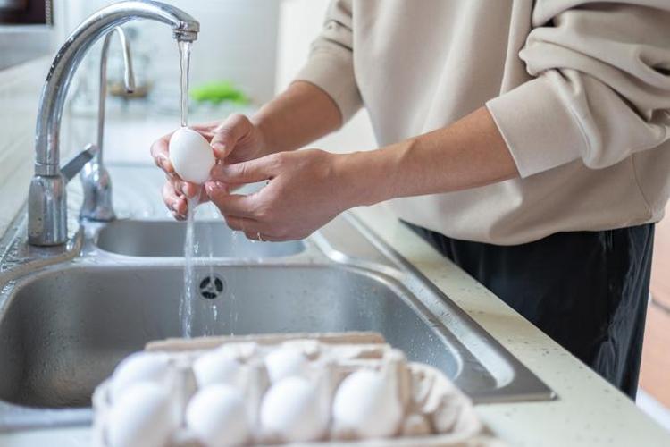 Kahvaltı hazırlarken elinizi bile sürseniz anında yayılıyor: Sakın buzdolabına bu şekilde koymayın
