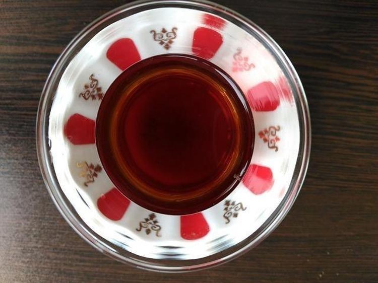 Çay içmek harareti alır mı Gerçek ortaya çıktı: Meğer buzlu sudan daha etkiliymiş ancak tek bir şartı var...