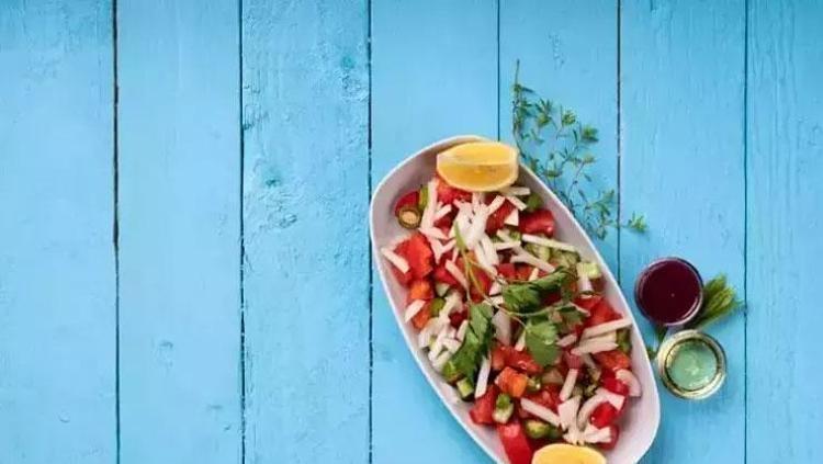 ÇOBAN SALATASI TARİFİ