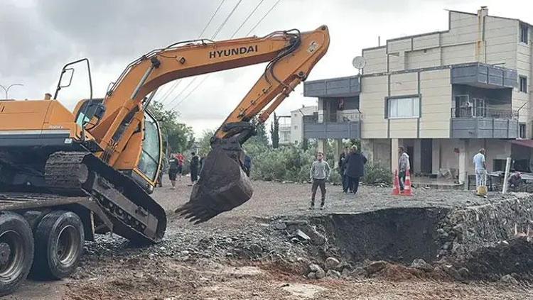 Hatay ve Osmaniye’de sağanak ve dolu hayatı felç etti Yollar çöktü, evleri su bastı, dereler taştı