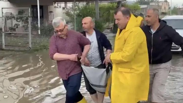 Hatay ve Osmaniye’de sağanak ve dolu hayatı felç etti Yollar çöktü, evleri su bastı, dereler taştı