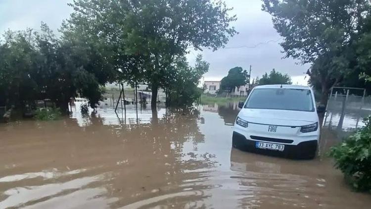 Hatay ve Osmaniye’de sağanak ve dolu hayatı felç etti Yollar çöktü, evleri su bastı, dereler taştı