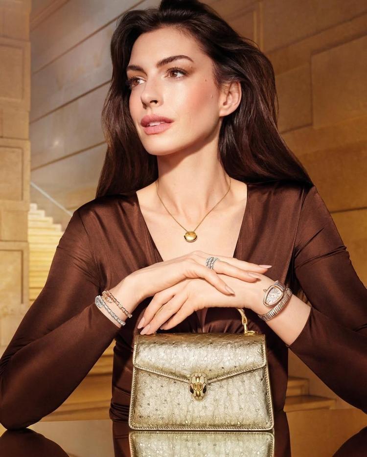 Anne Hathaway ilk kez itiraf etti 10 yıl boyunca yarı kördüm