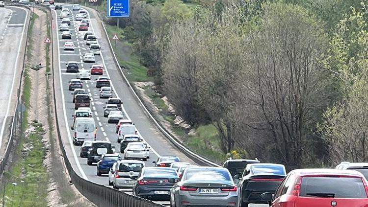 Bayram dönüşü yoğunluğu başladı İstanbul yönünde kilometrelerce araç kuyruğu