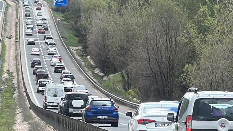 Bayram dönüşü yoğunluğu başladı İstanbul yönünde kilometrelerce araç kuyruğu