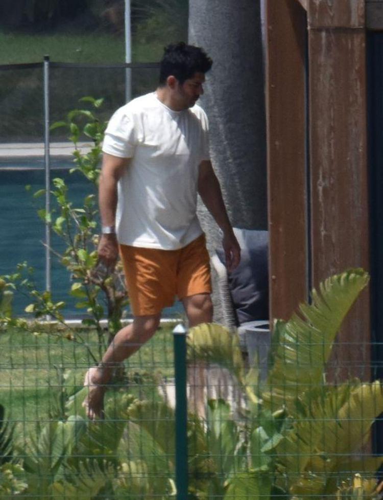 Fahriye Evcen ve Burak Özçivit Gümüşlükteki yazlıklarında sezonu açtı