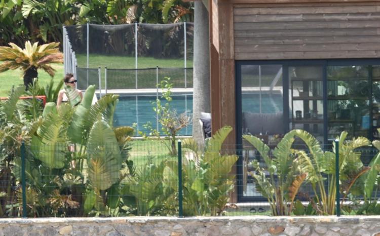 Fahriye Evcen ve Burak Özçivit Gümüşlükteki yazlıklarında sezonu açtı