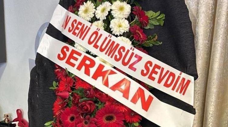Otobüs durağında eşini katletti Yalanını gönderdiği çelenk ortaya çıkardı