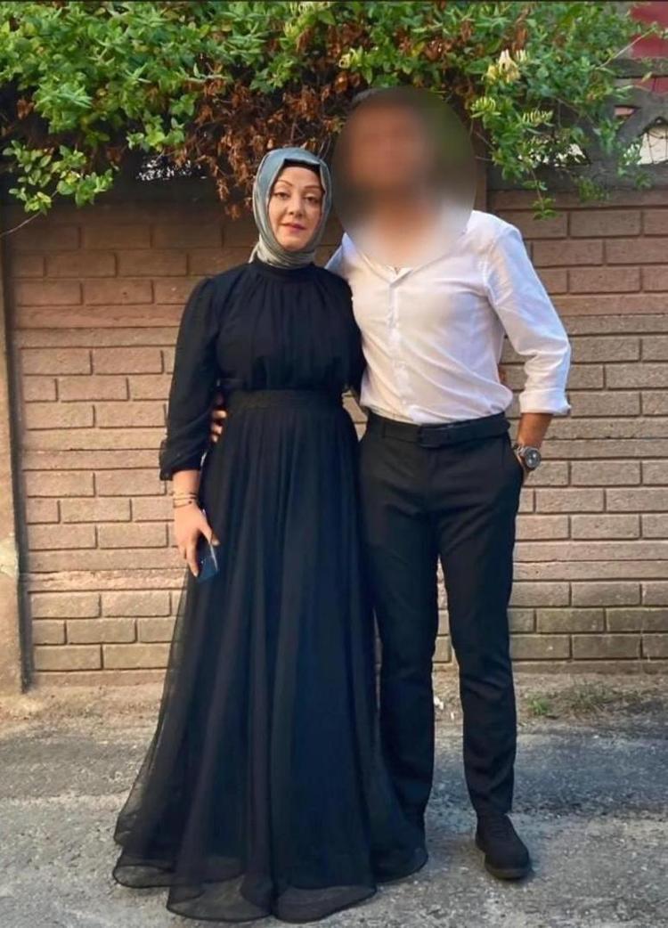 Otobüs durağında eşini katletti Yalanını gönderdiği çelenk ortaya çıkardı