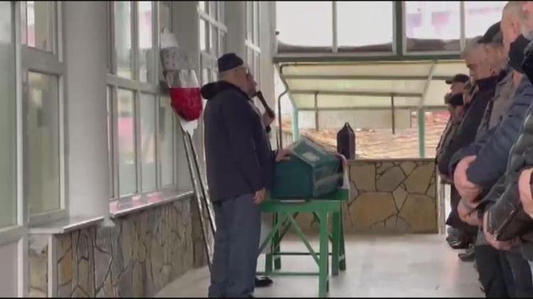 Otobüs durağında eşini katletti Yalanını gönderdiği çelenk ortaya çıkardı