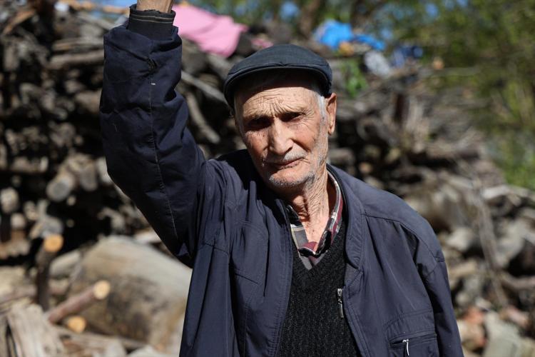 94 yaşındaki Salih Amcanın uzun yaşam sırrı Her gün odun kesiyor, gençlere resmen taş çıkartıyor