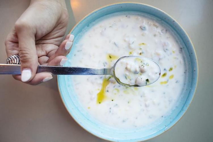Yaz sofralarının serinletici mucizesi Hem doyurucu hem hafif: Kaşık kaşık yediren ayran aşı çorbası tarifi