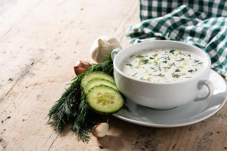 Yaz sofralarının serinletici mucizesi Hem doyurucu hem hafif: Kaşık kaşık yediren ayran aşı çorbası tarifi