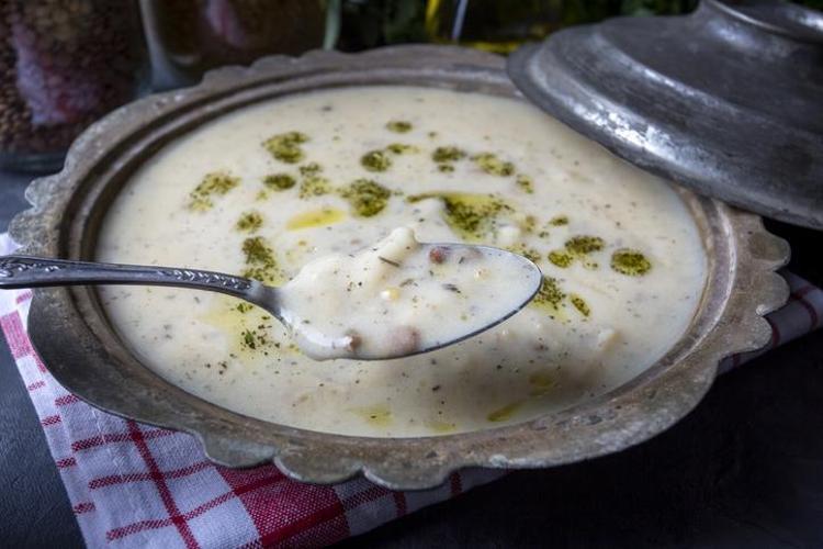 Yaz sofralarının serinletici mucizesi Hem doyurucu hem hafif: Kaşık kaşık yediren ayran aşı çorbası tarifi