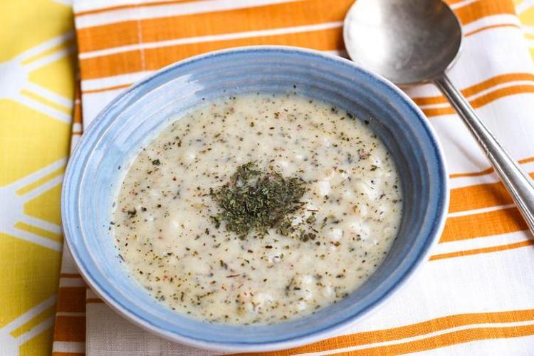 Yaz sofralarının serinletici mucizesi Hem doyurucu hem hafif: Kaşık kaşık yediren ayran aşı çorbası tarifi
