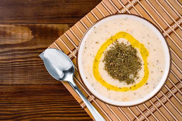 Yaz sofralarının serinletici mucizesi Hem doyurucu hem hafif: Kaşık kaşık yediren ayran aşı çorbası tarifi