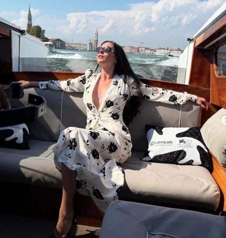 Melis Sezen’den ayna pozu Beyaz tarzıyla dikkat çekti