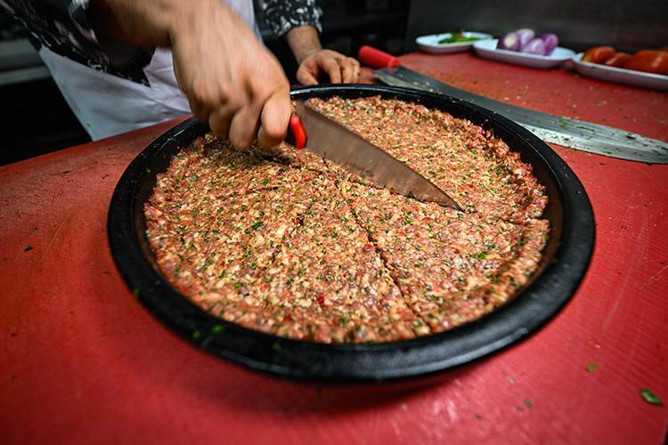 İçi sulu sulu tepsi kebabı tarifi Deneyenlerden tam not alıyor
