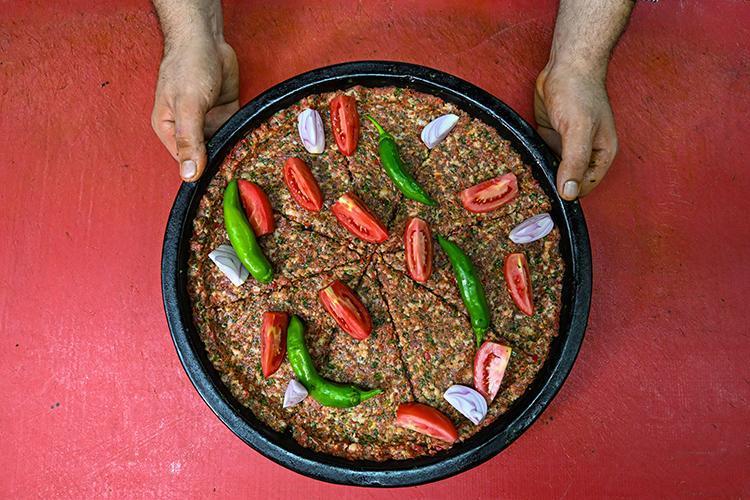 İçi sulu sulu tepsi kebabı tarifi Deneyenlerden tam not alıyor