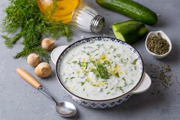 Kimse bu malzemeyi kullanmıyor Cacığın içine 3 damla damlatın: Ortaya çıkan lezzete inanamayacaksınız