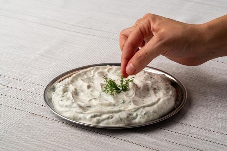 Kimse bu malzemeyi kullanmıyor Cacığın içine 3 damla damlatın: Ortaya çıkan lezzete inanamayacaksınız