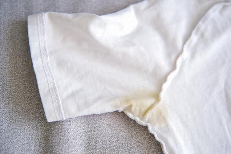 Koltuk altındaki sarı lekelerin suçlusu ter değilmiş Lekeyi kumaşa hapseden o sinsi içerik ve saniyeler içinde söken formül