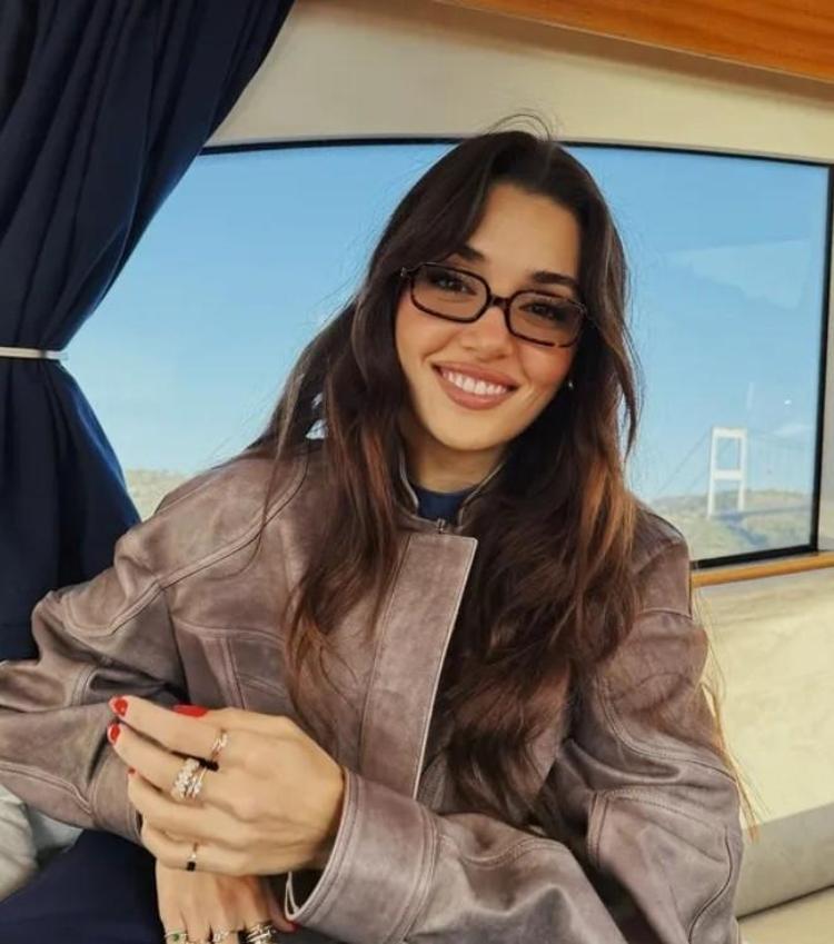 Hande Erçel bu kez de farklı tarzıyla ilgi topladı