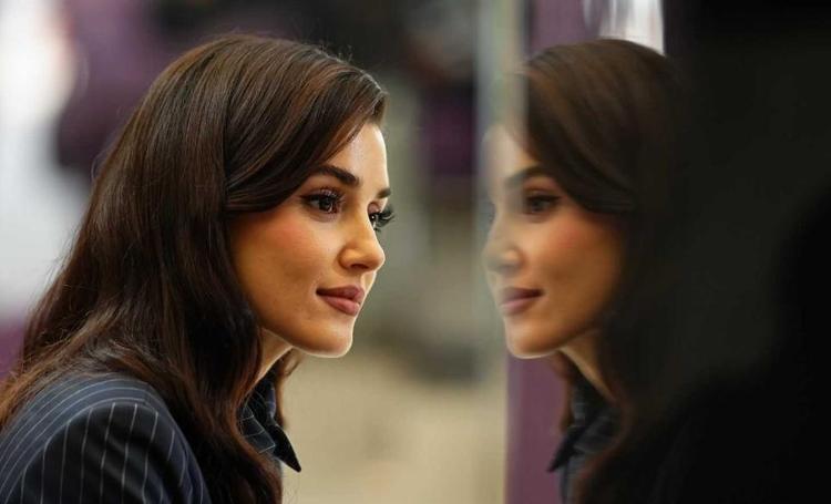 Hande Erçel bu kez de farklı tarzıyla ilgi topladı