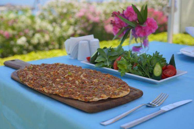 15 dakikada hazır yufkadan pratik lahmacun tarifi Hamur açma, yoğurma derdi yok Çıtır çıtır oluyor, lezzetiyle mest ediyor