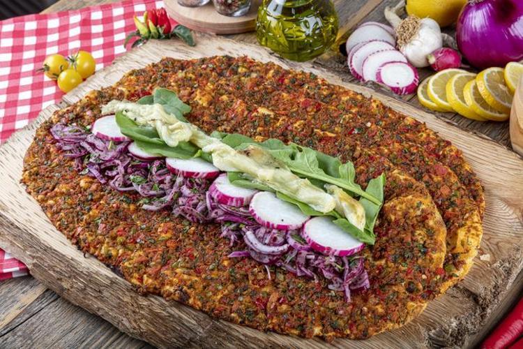 15 dakikada hazır yufkadan pratik lahmacun tarifi Hamur açma, yoğurma derdi yok Çıtır çıtır oluyor, lezzetiyle mest ediyor