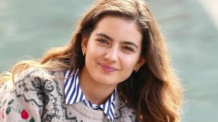 Taşacak Bu Denizin Elenisi Ava Yaman hem sesi hem de tarzıyla gündeme geldi